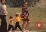 Image les visiteurs de se promener dans le Parc olympique Munich Allemagne, 1972, de la seconde 42 séquences d'archives historiques vidéo 65675075653