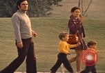 Image les visiteurs de se promener dans le Parc olympique Munich Allemagne, 1972, de la seconde 43 séquences d'archives historiques vidéo 65675075653