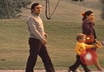 Image les visiteurs de se promener dans le Parc olympique Munich Allemagne, 1972, de la seconde 44 séquences d'archives historiques vidéo 65675075653