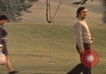 Image les visiteurs de se promener dans le Parc olympique Munich Allemagne, 1972, de la seconde 45 séquences d'archives historiques vidéo 65675075653