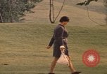 Image les visiteurs de se promener dans le Parc olympique Munich Allemagne, 1972, de la seconde 46 séquences d'archives historiques vidéo 65675075653