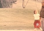 Image les visiteurs de se promener dans le Parc olympique Munich Allemagne, 1972, de la seconde 48 séquences d'archives historiques vidéo 65675075653