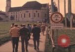 Standbild militärischen Athleten sighteeing Weilheim-Schongau Deutschland, 1972, aus Sekunde 62 historischem Filmmaterial Videoclip 65675075654