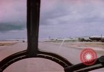 Immagine di B-29 bombardiere Superfortress rullaggio Saipan, 1945, secondo 4 filmato di repertorio 65675075694