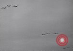Standbild französische Staffel von Curtiss Hawk Kampfflugzeuge Frankreich, 1939, aus Sekunde 29 historischem Filmmaterial Videoclip 65675075696