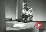Standbild Futuristische Vision einer möglichen fernsehgesteuerten Atomrakete europäische Theater, 1947, aus Sekunde 45 historischem Filmmaterial Videoclip 65675075818
