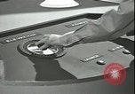 Standbild Futuristische Vision einer möglichen fernsehgesteuerten Atomrakete europäische Theater, 1947, aus Sekunde 49 historischem Filmmaterial Videoclip 65675075818