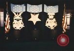 Standbild Pentagon Halle der Helden Namensschilder Arlington Virginia USA, 1968, aus Sekunde 4 historischem Filmmaterial Videoclip 65675075828