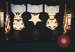 Standbild Pentagon Halle der Helden Namensschilder Arlington Virginia USA, 1968, aus Sekunde 10 historischem Filmmaterial Videoclip 65675075828