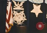 Standbild Pentagon Halle der Helden Namensschilder Arlington Virginia USA, 1968, aus Sekunde 36 historischem Filmmaterial Videoclip 65675075828