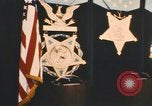 Standbild Pentagon Halle der Helden Namensschilder Arlington Virginia USA, 1968, aus Sekunde 37 historischem Filmmaterial Videoclip 65675075828