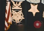 Standbild Pentagon Halle der Helden Namensschilder Arlington Virginia USA, 1968, aus Sekunde 41 historischem Filmmaterial Videoclip 65675075828