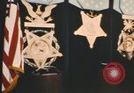Standbild Pentagon Halle der Helden Namensschilder Arlington Virginia USA, 1968, aus Sekunde 44 historischem Filmmaterial Videoclip 65675075828