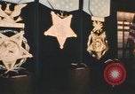 Standbild Pentagon Halle der Helden Namensschilder Arlington Virginia USA, 1968, aus Sekunde 50 historischem Filmmaterial Videoclip 65675075828