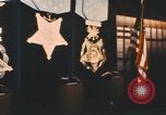 Standbild Pentagon Halle der Helden Namensschilder Arlington Virginia USA, 1968, aus Sekunde 53 historischem Filmmaterial Videoclip 65675075828
