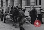 Immagine di Civili tedesco Neuss Germania, 1945, secondo 18 filmato di repertorio 65675075837