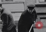 Immagine di Civili tedesco Neuss Germania, 1945, secondo 36 filmato di repertorio 65675075837