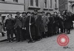 Immagine di Civili tedesco Neuss Germania, 1945, secondo 56 filmato di repertorio 65675075837