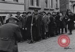 Immagine di Civili tedesco Neuss Germania, 1945, secondo 61 filmato di repertorio 65675075837