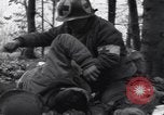 Image Medic a tendance à blessé un soldat américain Wegscheid Allemagne, 1945, de la seconde 7 séquences d'archives historiques vidéo 65675075891
