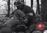 Image Medic a tendance à blessé un soldat américain Wegscheid Allemagne, 1945, de la seconde 8 séquences d'archives historiques vidéo 65675075891