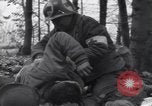 Image Medic a tendance à blessé un soldat américain Wegscheid Allemagne, 1945, de la seconde 9 séquences d'archives historiques vidéo 65675075891