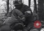 Image Medic a tendance à blessé un soldat américain Wegscheid Allemagne, 1945, de la seconde 10 séquences d'archives historiques vidéo 65675075891
