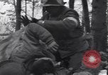Image Medic a tendance à blessé un soldat américain Wegscheid Allemagne, 1945, de la seconde 11 séquences d'archives historiques vidéo 65675075891