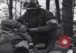 Image Medic a tendance à blessé un soldat américain Wegscheid Allemagne, 1945, de la seconde 12 séquences d'archives historiques vidéo 65675075891