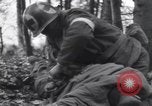 Image Medic a tendance à blessé un soldat américain Wegscheid Allemagne, 1945, de la seconde 13 séquences d'archives historiques vidéo 65675075891