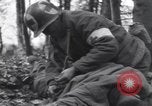 Image Medic a tendance à blessé un soldat américain Wegscheid Allemagne, 1945, de la seconde 14 séquences d'archives historiques vidéo 65675075891