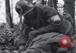 Image Medic a tendance à blessé un soldat américain Wegscheid Allemagne, 1945, de la seconde 15 séquences d'archives historiques vidéo 65675075891