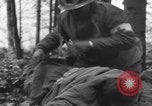 Image Medic a tendance à blessé un soldat américain Wegscheid Allemagne, 1945, de la seconde 16 séquences d'archives historiques vidéo 65675075891