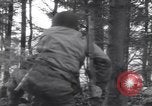 Image Medic a tendance à blessé un soldat américain Wegscheid Allemagne, 1945, de la seconde 17 séquences d'archives historiques vidéo 65675075891