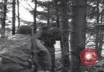 Image Medic a tendance à blessé un soldat américain Wegscheid Allemagne, 1945, de la seconde 18 séquences d'archives historiques vidéo 65675075891
