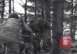 Image Medic a tendance à blessé un soldat américain Wegscheid Allemagne, 1945, de la seconde 19 séquences d'archives historiques vidéo 65675075891