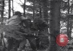 Image Medic a tendance à blessé un soldat américain Wegscheid Allemagne, 1945, de la seconde 20 séquences d'archives historiques vidéo 65675075891