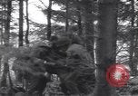 Image Medic a tendance à blessé un soldat américain Wegscheid Allemagne, 1945, de la seconde 22 séquences d'archives historiques vidéo 65675075891