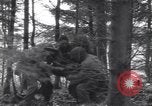 Image Medic a tendance à blessé un soldat américain Wegscheid Allemagne, 1945, de la seconde 23 séquences d'archives historiques vidéo 65675075891