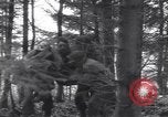 Image Medic a tendance à blessé un soldat américain Wegscheid Allemagne, 1945, de la seconde 24 séquences d'archives historiques vidéo 65675075891