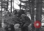 Image Medic a tendance à blessé un soldat américain Wegscheid Allemagne, 1945, de la seconde 25 séquences d'archives historiques vidéo 65675075891