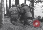 Image Medic a tendance à blessé un soldat américain Wegscheid Allemagne, 1945, de la seconde 27 séquences d'archives historiques vidéo 65675075891