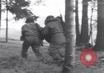 Image Medic a tendance à blessé un soldat américain Wegscheid Allemagne, 1945, de la seconde 28 séquences d'archives historiques vidéo 65675075891
