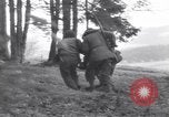 Image Medic a tendance à blessé un soldat américain Wegscheid Allemagne, 1945, de la seconde 29 séquences d'archives historiques vidéo 65675075891