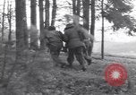 Image Medic a tendance à blessé un soldat américain Wegscheid Allemagne, 1945, de la seconde 30 séquences d'archives historiques vidéo 65675075891