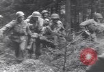 Image Medic a tendance à blessé un soldat américain Wegscheid Allemagne, 1945, de la seconde 32 séquences d'archives historiques vidéo 65675075891