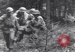 Image Medic a tendance à blessé un soldat américain Wegscheid Allemagne, 1945, de la seconde 33 séquences d'archives historiques vidéo 65675075891