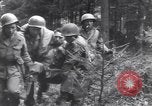 Image Medic a tendance à blessé un soldat américain Wegscheid Allemagne, 1945, de la seconde 34 séquences d'archives historiques vidéo 65675075891