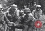 Image Medic a tendance à blessé un soldat américain Wegscheid Allemagne, 1945, de la seconde 35 séquences d'archives historiques vidéo 65675075891
