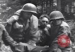Image Medic a tendance à blessé un soldat américain Wegscheid Allemagne, 1945, de la seconde 36 séquences d'archives historiques vidéo 65675075891
